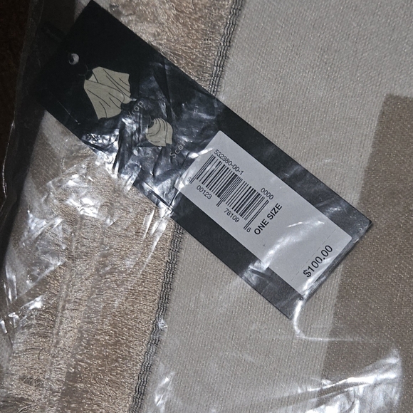 Banana Republic Poncho in Cream - Picture 4 of 4